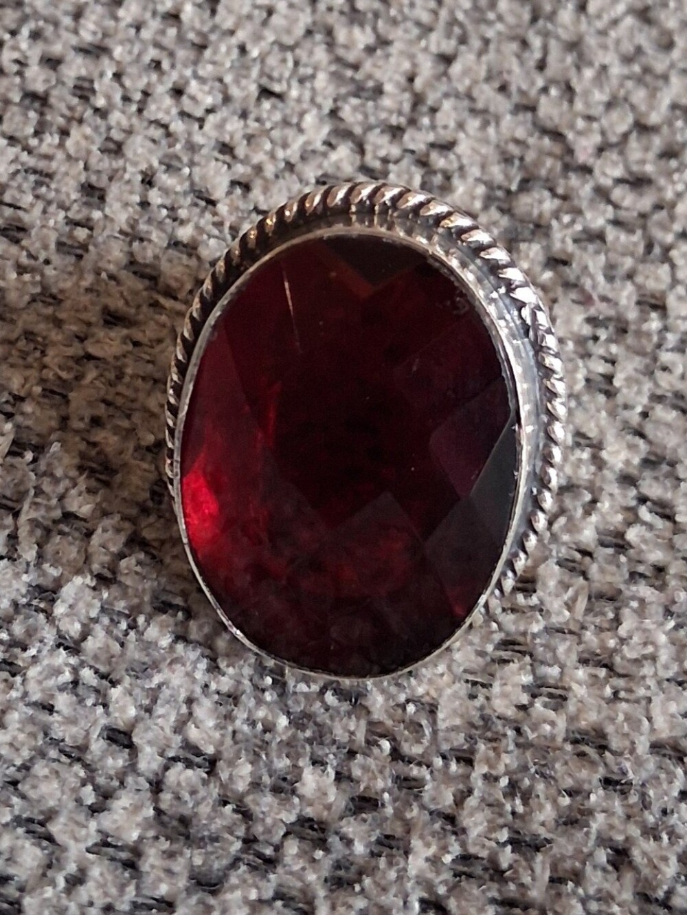 Elegant Women’s Silver Ring with Deep Red Gemstone